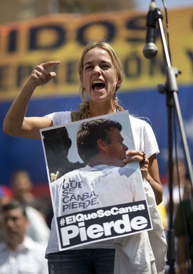 Lilian Tintori, esposa del l&iacute;der opositor preso Leopoldo L&oacute;pez, habla durante un acto en Caracas, 22 de febrero de 2014. Tintori dijo a la Associated Press el lunes 24 de febrero de 2014 que su esposo no cree en la viabilidad de la conferenc