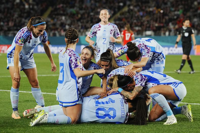 La española Laia Codina recibe la felicitación de sus compañeras al marcar el cuarto tanto de su equipo en el partido de octavos de final del Mundial femenino contra Suiza, en Eden Park, Auckland, Nueva Zelanda, el 5 de agosto de 2023. (AP Foto/Abbie Parr)
