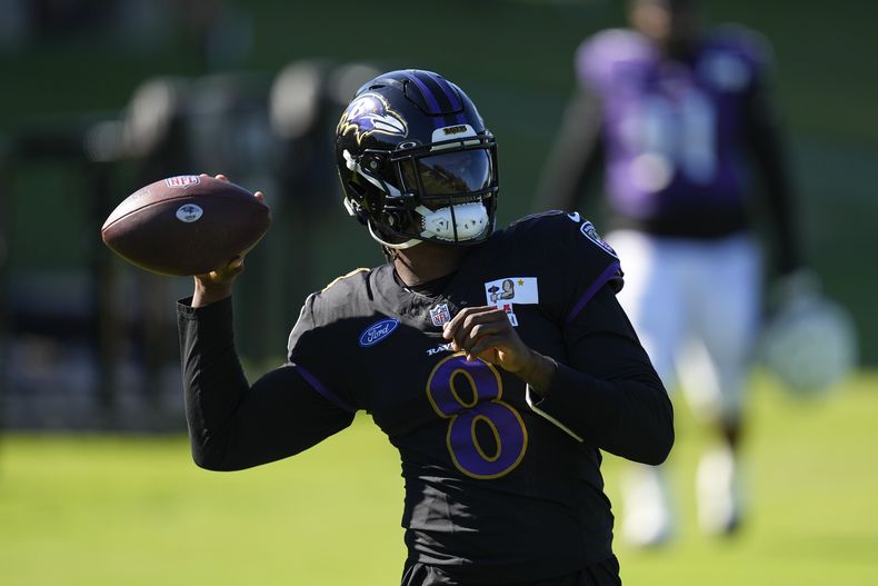El quarterback Lamar Jackson, de los Ravens de Baltimore, labora en una práctica conjunta con los Commanders de Washington el 16 de agosto de 2023 en Owings Mills, Maryland (AP Foto/Julio Cortez)