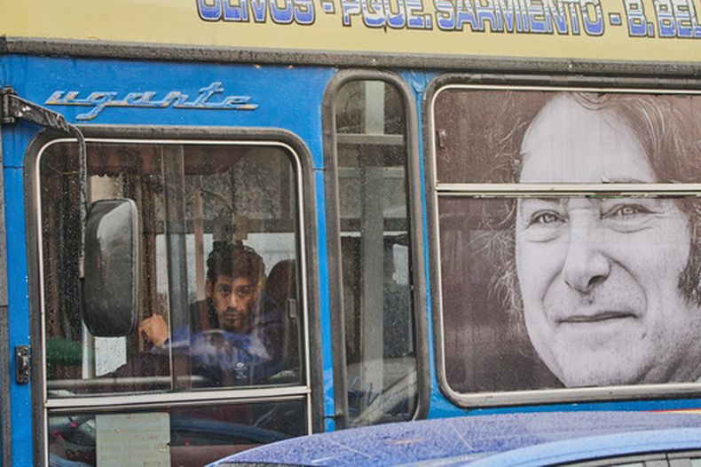 Un conductor espera en un semáforo en un autobús decorado con una imagen del presidente argentino Javier Milei en Buenos Aires, Argentina, el lunes 6 de abril de 2026. (Foto AP/Rodrigo Abd)