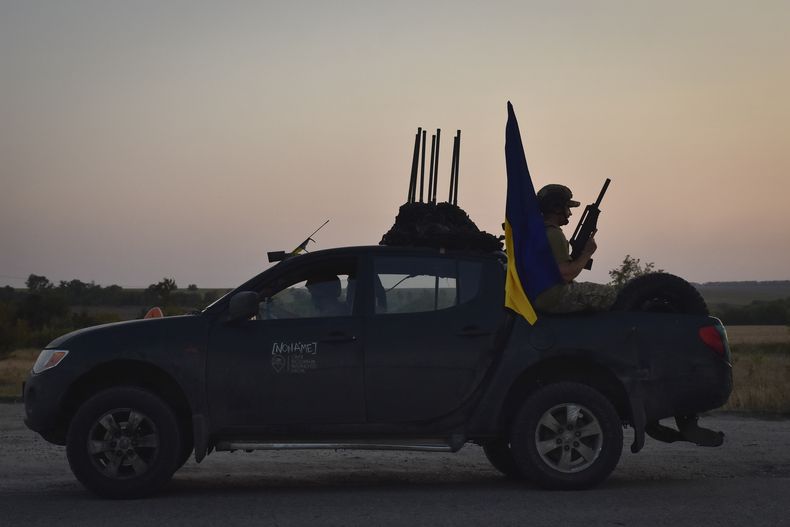Un soldado de la brigada de infantería 141era de Ucrania, a bordo de una camioneta en el frente en la región de Zaporiyia, Ucrania, el 19 de agosto de 2024. (AP Foto/Andriy Andriyenko)