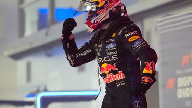 El neerlandés Max Verstappen de la escudería Red Bull celebra tras ganar el Gran Premio de Singapur el domingo 11 de octubre del 2026. (AP Foto/Vincent Thian)
