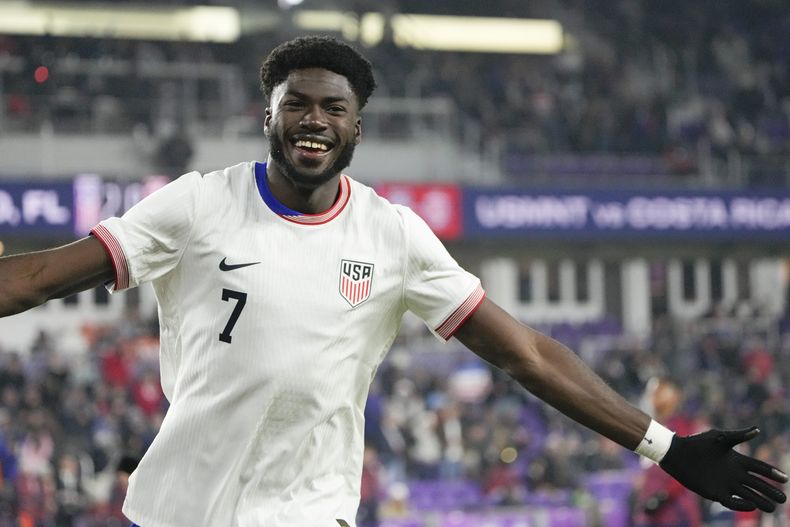 Patrick Agyemang, de la selección de Estados Unidos, festeja tras anotar ante Costa Rica en un partido amistoso disputado el miércoles 22 de enero de 2025 en Orlando (AP Foto/John Raoux)