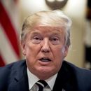 ARCHIVO - El presidente Donald Trump habla con miembros de la prensa durante una reunión con miembros del Congreso en la Casa Blanca, Washington, el martes 17 de julio de 2018. (AP Foto/Andrew Harnik, Archivo)