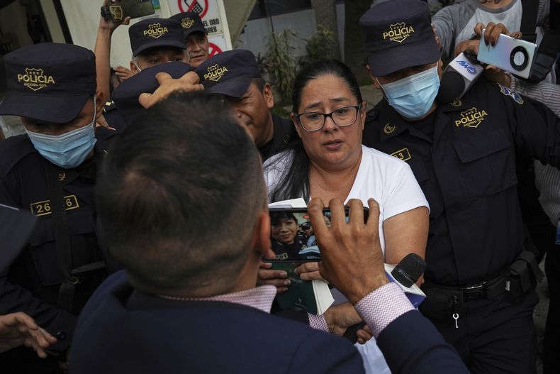 Agentes de policía rodean a la abogada de derechos humanos Ruth Eleonora López tras su audiencia judicial en San Salvador, El Salvador, el miércoles 4 de junio de 2025. (Foto AP/Salvador Meléndez)