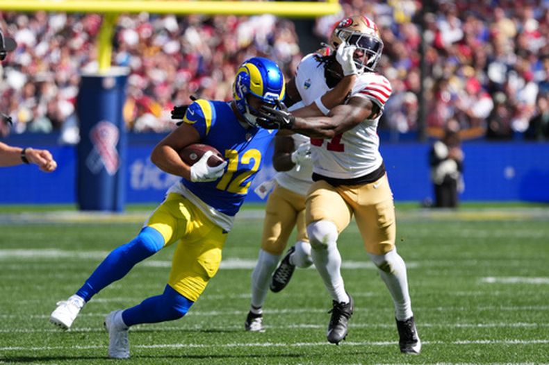 El receptor de los 49ers de San Francisco Puka Nacua corre con el balón frente al safety de los 49ers de San Francisco Jiayir Brown el viernes 11 de septiembre del 2026. (AP Foto/Scott Barbour)
