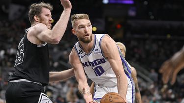 Kings superan 119-109 a Spurs con ayuda de Sabonis
