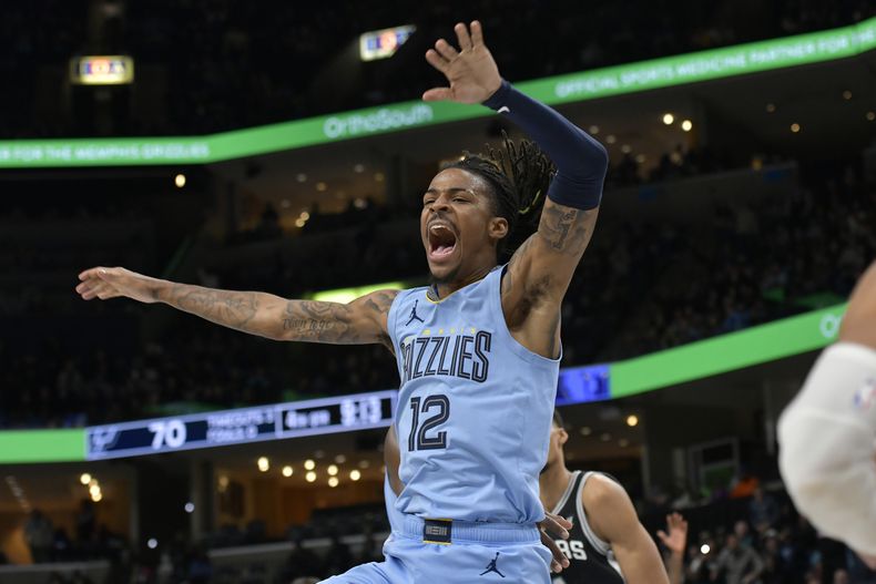 Ja Morant, base de los Grizzlies de Memphis, festeja en el encuentro del martes 2 de enero de 2024 ante los Spurs de San Antonio (AP Foto/Brandon Dill)