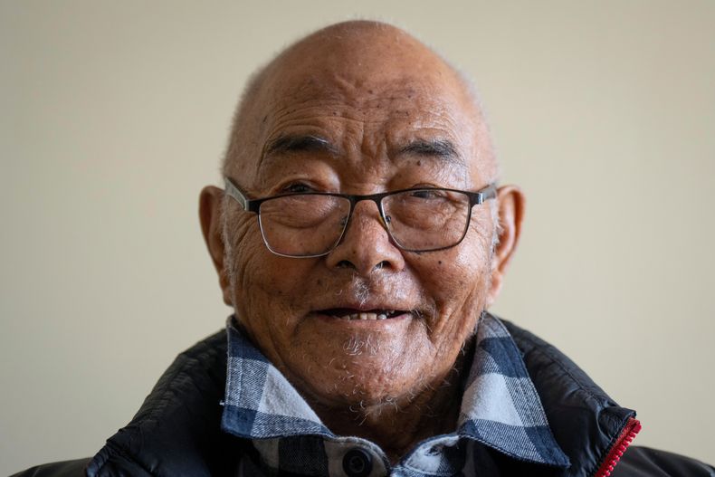 ARCHIVO - Kanchha Sherpa, de 91 años, que fue uno de los 35 miembros del equipo que llevó al neozelandés Edmund Hillary y su guía sherpa Tenzing Norgay a la cumbre del pico de 8.849 metros (29.032 pies) el 29 de mayo de 1953, habla durante una entrevista con The Associated Press en Katmandú, Nepal, el 2 de marzo de 2024. (AP Foto/Niranjan Shrestha, Archivo)