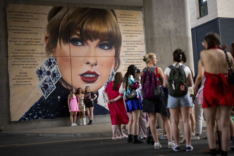 ARCHIVO - Fans de Taylor Swift posan frente a un mural antes de asistir a un concierto de Swift el 21 de junio de 2024 en Londres. (Foto Scott A Garfitt/Invision/AP, archivo)