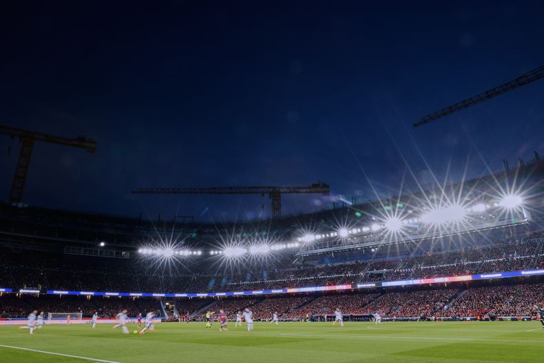 Jugadores de Barcelona y Alavés juegan durante un juego de fútbol de la Liga Española entre Barcelona y Alavés, en Barcelona, España, el sábado 29 de noviembre de 2025. (AP Photo/Joan Monfort)