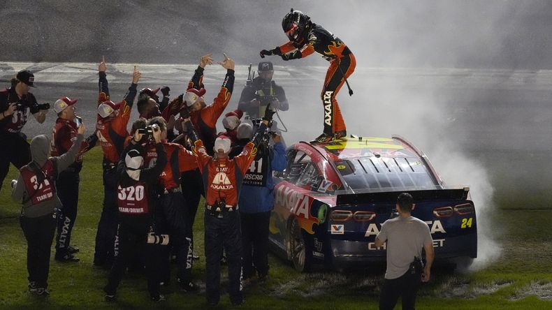 William Byron, sobre el auto, celebra con su equipo de boxes después de ganar la carrera automovilística NASCAR Daytona 500 el domingo 16 de febrero de 2025 en el Daytona International Speedway en Daytona Beach, Florida (AP Foto/Chris OMeara)