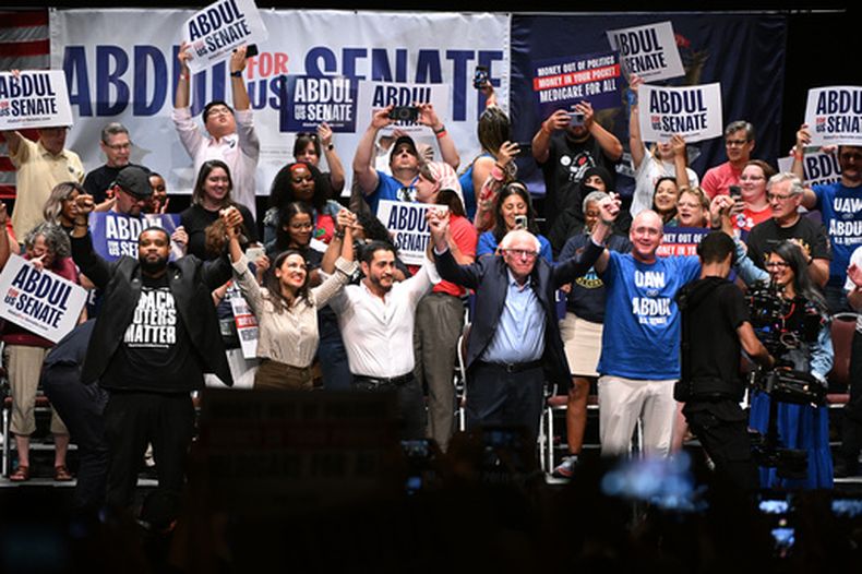 Al frente desde la izquierda: el representante estatal demócrata de Michigan Donavan McKinney, la representante demócrata por Nueva York Alexandria Ocasio-Cortez, el candidato en las primarias senatoriales por Michigan Abdul El-Sayed, el senador independiente por Vermont Bernie Sanders, el presidente de la United Auto Workers Shawn Fain, y la represenante demócrata por Michigan Rashida Tlaib, en un evento para El-Sayed, en Detroit, el 18 de julio del 2026. (AP foto/Jose Juarez)