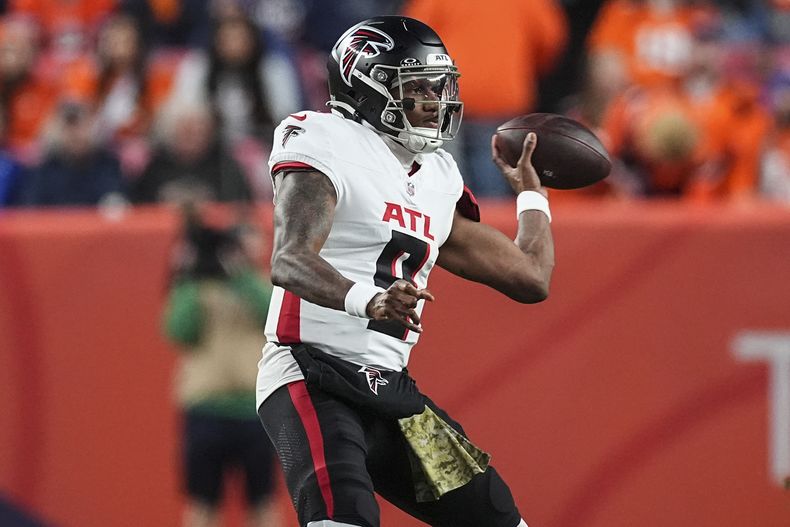 El quarterback de los Falcons de Atlanta Michael Penix Jr. trabaja ante los Broncos de Denver en el encuentro del domingo 17 de noviembre del 2024. (AP Foto/David Zalubowski)
