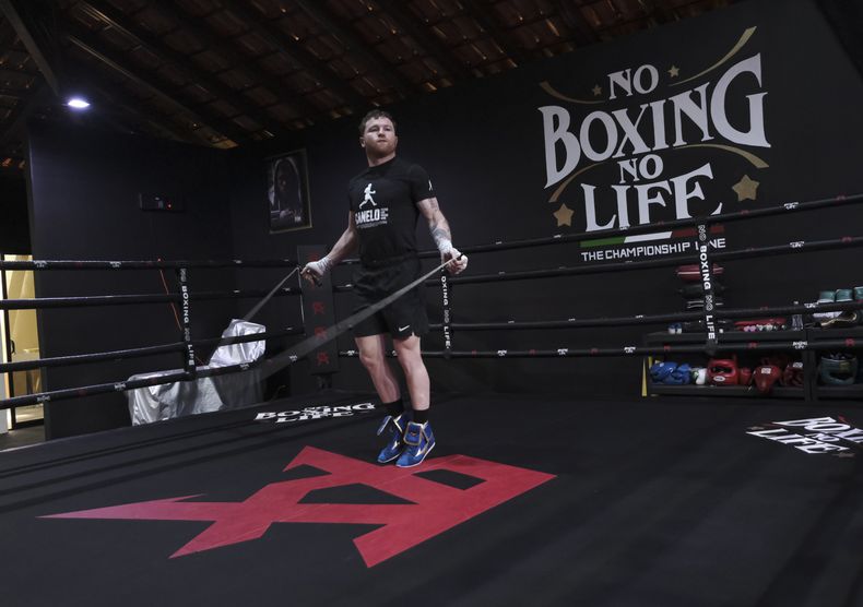 Saul Canelo Álvarez saltando soga durante un entrenamiento en un gimnasio de Guadalajara, México, el lunes 17 de abril de 2023. (AP Foto/Refugio Ruiz)