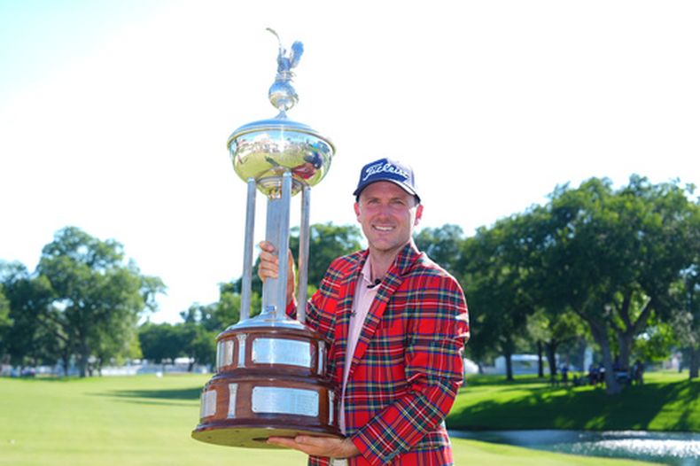 Russell Henley posa con el trofeo que lo acredita como el ganador después de la ronda final del torneo de golf Charles Schwab Challenge en el Colonial Country Club, el domingo 31 de mayo de 2026, en Fort Worth, Texas. (AP Foto/LM Otero)