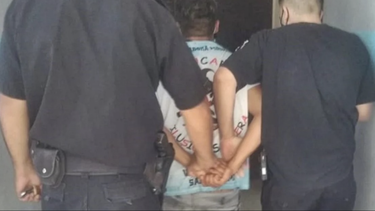 un joven que golpeo brutalmente a una nina de 2 anos es torturado con agua hirviendo en comisaria e intenta suicidarse