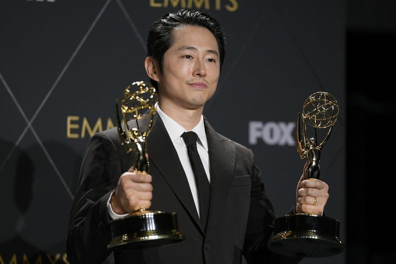 Steven Yeun, ganador de los premios a mejor actor de una serie limitada, antología o película para televisión y mejor serie limitada, antología o película para televisión por Beef posa en la sala de prensa en la 75a edición de los Premios Emmy el lunes 15 de enero de 2024 en el Teatro Peacock de Los Ángeles. (Foto AP/Ashley Landis)