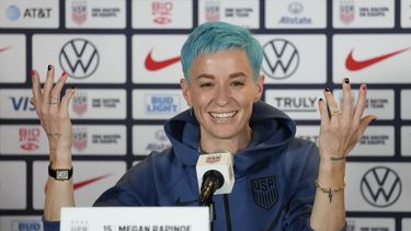 Megan Rapinoe habla con los reporteros durante el día de prensa de Estados Unidos en Carson, California previo a la Copa Mundial femenina 2023 que inicia el próximo mes. (AP Foto/Ashley Landis)