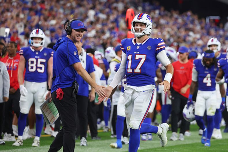 El entrenador en jefe de los Bills de Buffalo, Joe Brady, a la izquierda, y el quarterback Josh Allen (17) celebran un touchdown contra los Lions de Detroit durante la primera mitad de un partido de fútbol americano de la NFL en Orchard Park, Nueva York, el jueves 17 de septiembre de 2026. (Foto AP/Jeffrey T. Barnes)