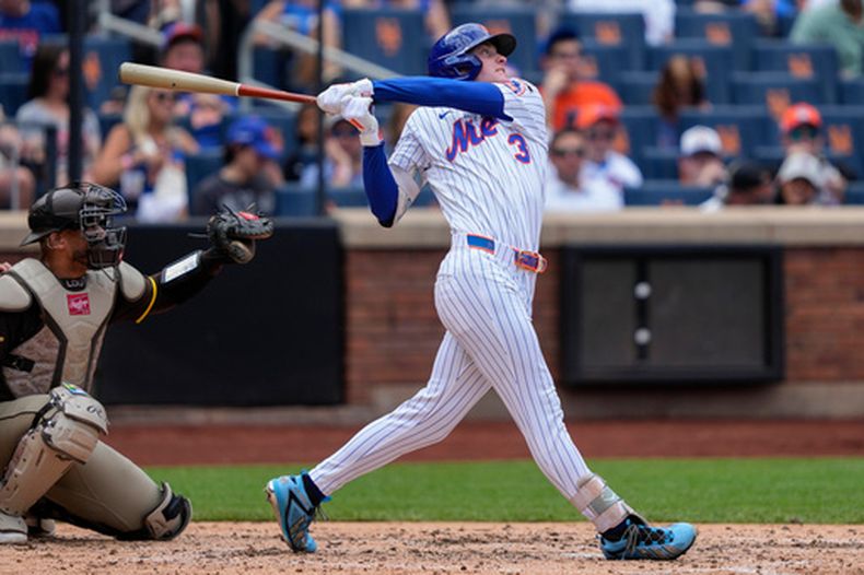 El jardinero de los Mets de Nueva York, Carson Benge (3), conecta un jonrón de dos carreras durante la cuarta entrada de un partido de béisbol contra los Padres de San Diego, el miércoles 19 de agosto de 2026, en Nueva York. (Foto AP/Yuki Iwamura)