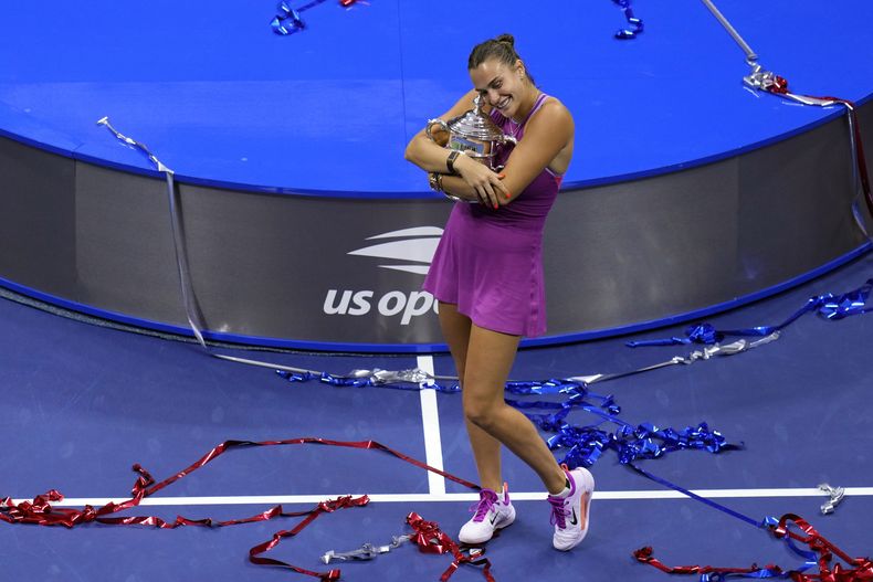 La bielorrusa Aryna Sabalenka posa con el trofeo del US Open luego de derrotar en la final a la estadounidense Jessica Pegula, el sábado 7 de septiembre de 2024. (AP Foto/Kirsty Wigglesworth)