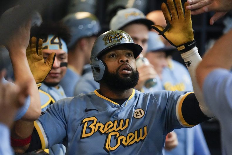 El dominicano Carlos Santana, de los Cerveceros de Milwaukee, festeja luego de conectar un jonrón en el juego del viernes 15 de septiembre de 2023, ante los Nacionales de Washington (AP Foto/Morry Gash)