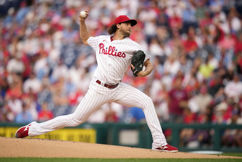 Aaron Nola de los Filis de Filadelfia lanza en la primera entrada del juego ante los Tigres de Detroit el lunes 5 de junio del 2023. (AP Foto/Matt Slocum)