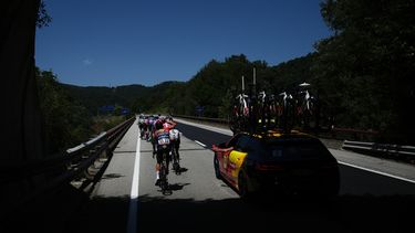 El director deportivo le da agua a Mads Pedersen durante la tercera etapa del Tour de Francia entre Granollers y Les Angles en Francia el lunes 6 de julio del 2026. (AP Foto/Mosaab Elshamy)