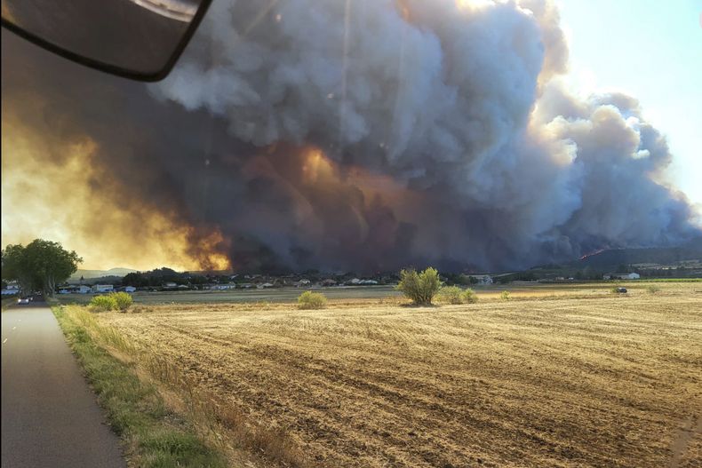 En esta imagen, distribuida por Protección Civil, se muestra un incendio en Corbieres, en el sur de Francia, el 5 de agosto de 2025. (Protección Civil vía AP)