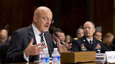 Director de NSA admite probar rastreo de celulares