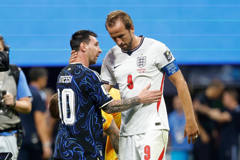 Lionel Messi, de la selección de Argentina, abraza a Harry Kane, de Inglaterra, después de la semifinal mundialista del miércoles 15 de julio de 2026 en Atlanta (AP Foto/Erik S. Lesser)