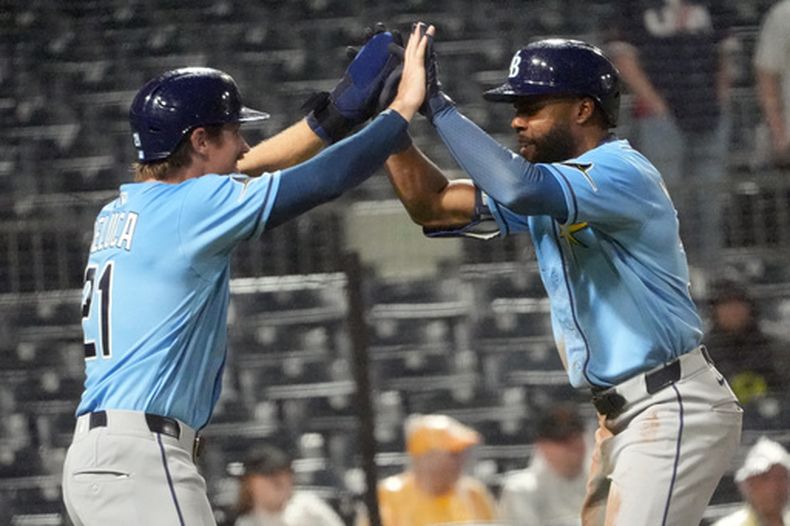 Cedric Mullins de los Rays de Tampa Bay celebra con Johny DeLuca su jonrón de dos carreras ante el pitcher de los Piratas de Pittsburgh Yohan Ramírez en la 13ma entrada el sábado 18 de abril del 2026. (AP Foto/Tom E. Puskar)