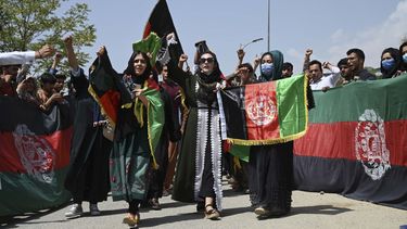 talibanes reconocen la muerte de 12 personas en kabul y matan a 3 civiles durante una protesta