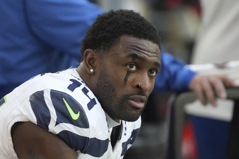 ARCHIVO - El wide receiver DK Metcalf (14), de los Seahawks de Seattle, observa previo al partido de la NFL en contra de los Cardinals de Arizona, el domingo 8 de diciembre de 2024, en Glendale, Arizona. (AP Foto/Rick Scuteri, Archivo)