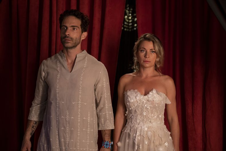En esta imagen proporcionada por Videocine, Osvaldo Benavides, izquierda, y Ludwika Paleta en una escena de Noche de Bodas. (Videocine vía AP)