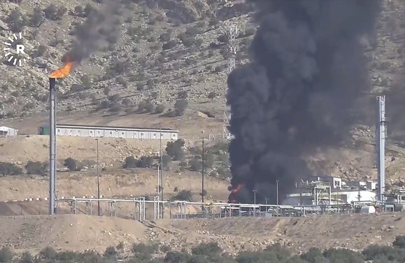 Esta captura de pantalla de un video publicado por Rudy TV muestra una columna de humo negro elevándose tras los ataques con drones en un campo petrolífero en el distrito de Zakho, en la región semiautónoma kurda de Irak, el miércoles 16 de julio de 2025. (Rudaw TV vía AP)