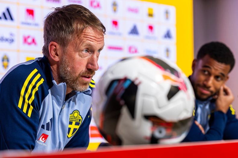 ARCHIVO - Graham Potter (izquierda), seleccionador de Suecia, habla con los medios durante una conferencia de prensa del equipo sueco, un día antes del juego de fútbol de clasificación del Grupo B para la Copa Mundial de la FIFA 2026 contra Suiza, en Ginebra, Suiza, el viernes 14 de noviembre de 2025. (Salvatore Di Nolfi/Keystone vía AP, Archivo)