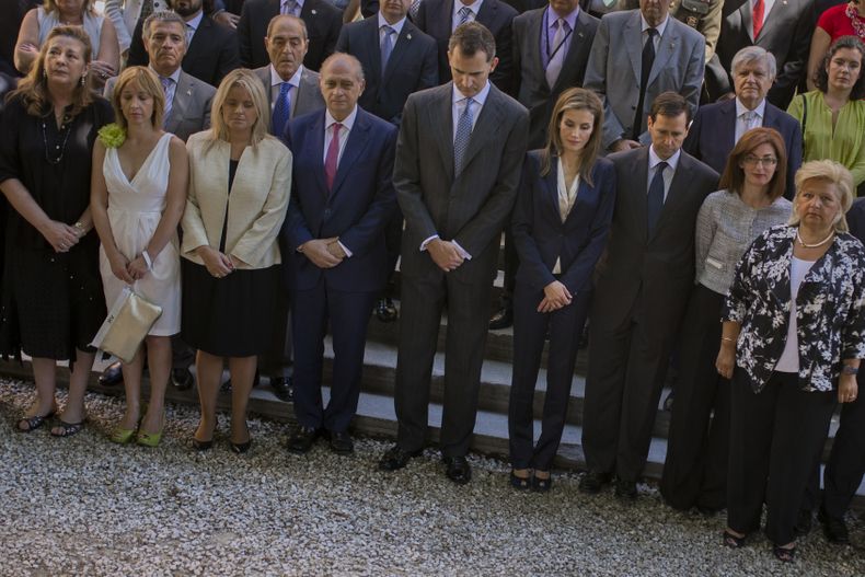 El rey Felipe VI de Espa&ntilde;a, centro izquierda, la reina Letizia, centro derecha y el ministro del Interior Jorge Fern&aacute;ndez D&iacute;az, cuarto izquierda en primera fila, realizan un minuto de silencio en memoria de las v&iacute;ctimas del ter