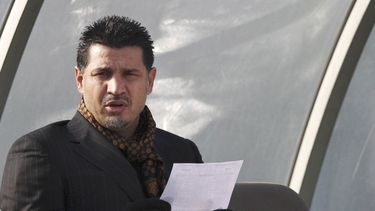 Impiden salir de Irán a familia de exfutbolista disidente