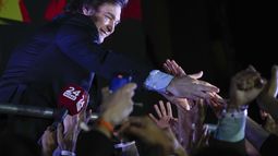 Javier Milei, de La Libertad Avanza, saluda a sus partidarios afuera de su sede de campaña después de ganar la segunda vuelta presidencial en Buenos Aires, Argentina, el domingo 19 de noviembre de 2023. (AP Foto/Natacha Pisarenko)