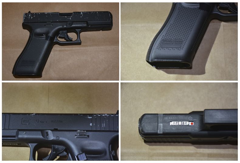 Esta combinación de imágenes publicada por la policía de Utica muestra una réplica de una pistola Glock 17 Gen 5, la cual fue recuperada después de que un agente matara de un disparo a un niño de 13 años que había sido derribado al suelo tras huir de la policía y apuntarles a los agentes con la réplica, el viernes 28 de junio de Utica, Nueva York. (Policía de Utica, Nueva York, vía AP).