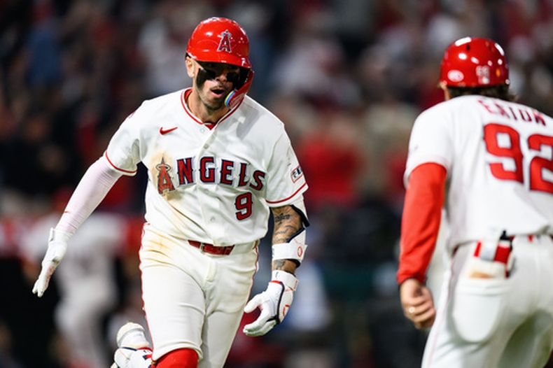 Zach Neto (9), de los Angelinos de Los Ángeles, reacciona después de conectar el jonrón decisivo para dejar tendidos a los Atléticos en el juego de béisbol de Grandes Ligas, el lunes 18 de mayo de 2026, en Anaheim, California. (AP Foto/William Liang)