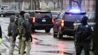 La caravana que trajo al expresidente Donald Trump llega al tribunal E. Barrett Prettyman en Washington el 9 de enero de 2024. (Foto AP/Jose Luis Magana)