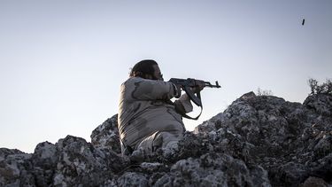 americateve | Foto del domingo, 29 de septiembre del 2013 de un insurgente sirio disparando contra las fuerzas gubernamentales en la villa de Telata, situada en la cima de una monta&ntilde;a en la provincia norte&ntilde;a de Idlib, en Siria. (Foto AP)