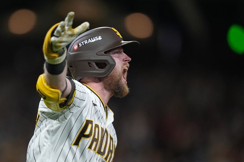 Jake Cronenworth, de los Padres de San Diego, festeja su jonrón en el tercer juego de la serie divisional de la Liga Nacional ante los Cerveceros de Milwaukee, el martes 6 de octubre de 2026 (AP Foto/Gregory Bull)
