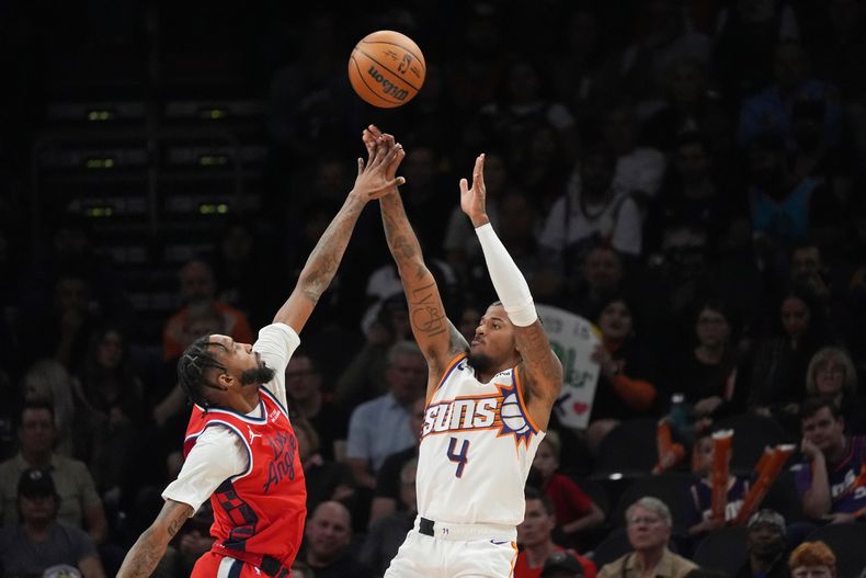 Jalen Green, base de los Suns de Phoenix, dispara frente a Derrick Jones Jr., de los Clippers de Los Ángeles, en el duelo del jueves 6 de noviembre de 2025 (AP Foto/Ross D. Franklin)