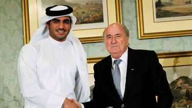 americateve | El presidente de la FIFA, Joseph Blatter, derecha, saluda al jeque Mohammed bin Hamad al-Thani, director del comit&eacute; de la candidatura de Catar 2022, el s&aacute;bado, 9 de noviembre de 2013, en Doha.  (AP Photo/Osama Faisal)