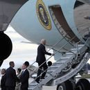 El presidente Joe Biden, directo a Israel, sube la escalerilla del Air Force One en la base aérea de Andrews, Maryland, el martes 17 de octubre de 2023. (AP Foto/Susan Walsh)