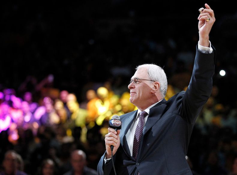 ARCHIVO - Phil Jackson, de los Lakers de Los Ángeles, muestra su anillo de campeón de la NBA durante una ceremonia realizada el 26 de octubre de 2010 (AP Foto/Chris Carlson, archivo)